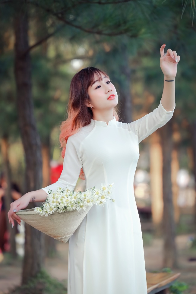 128间房主播跳舞 霓虹灯管
